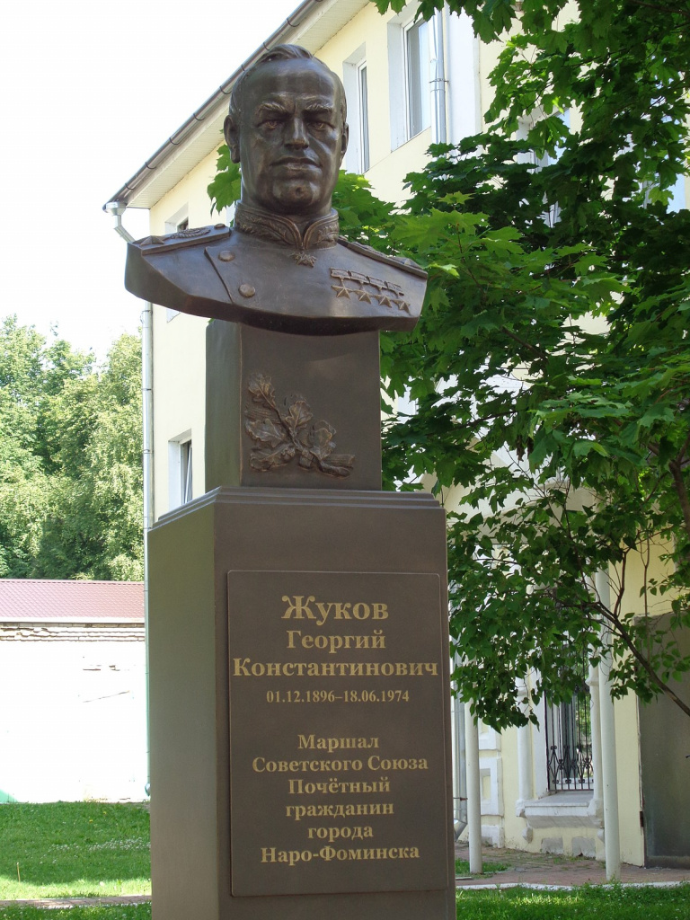 Бюст_Маршала_СССР_Жукова.jpg Бюст_Маршала_СССР_Жукова.jpg